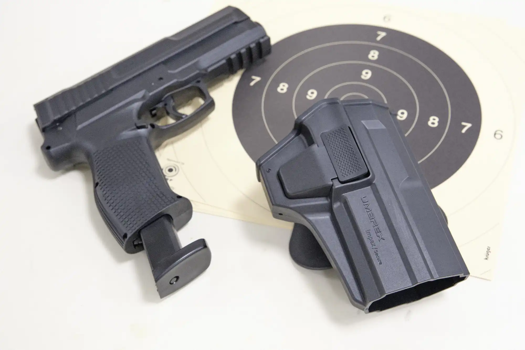 Impax 68 Pistole und Paddle Holster für Impax P68 