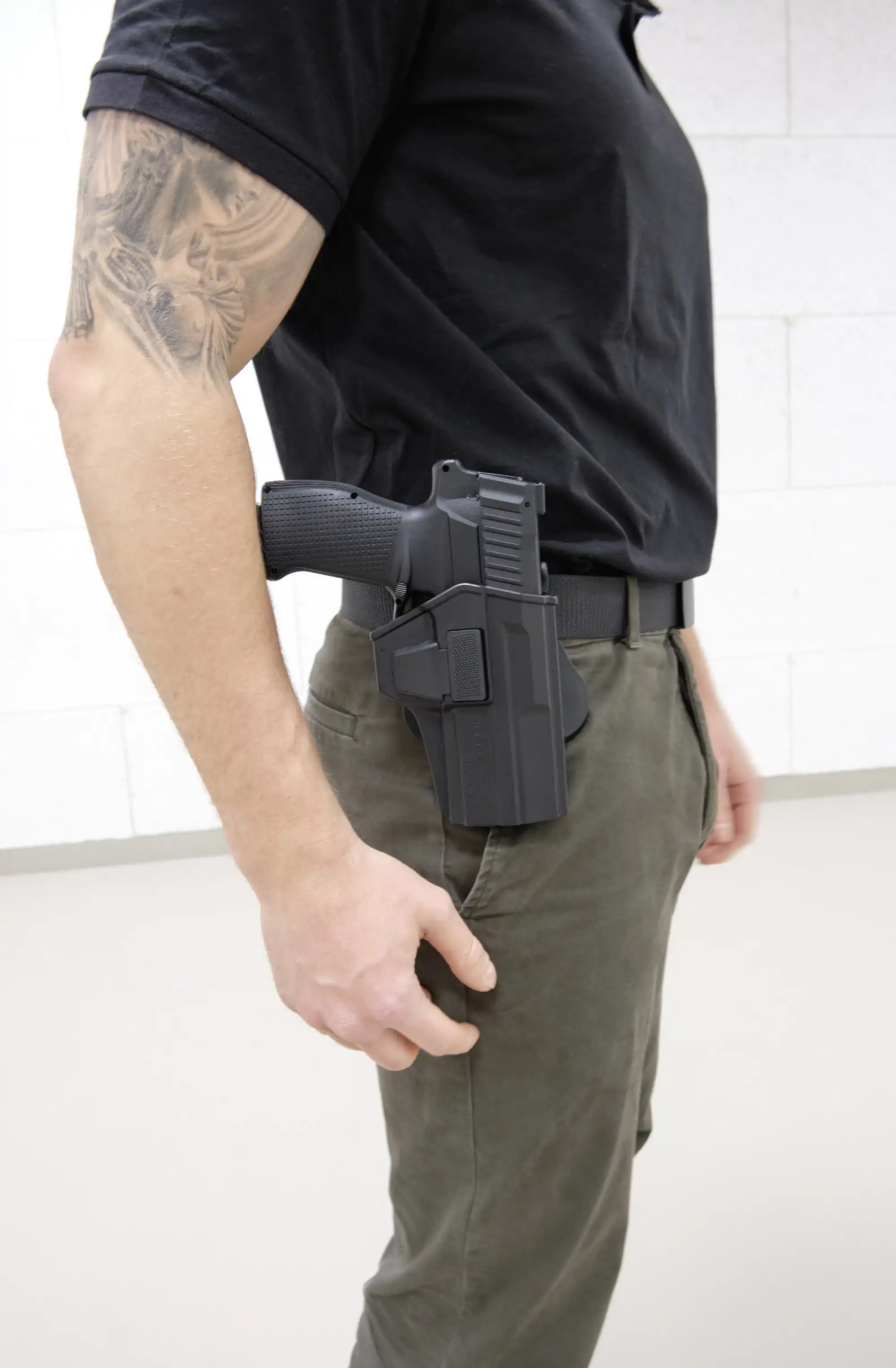 Mann mit Paddle Holster für Impax P68 Seitenansicht