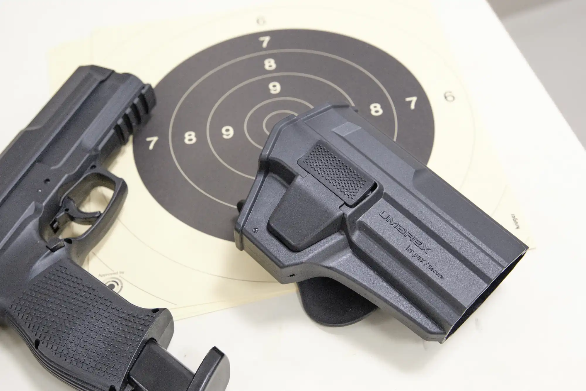 Impax 68 Pistole und Paddle Holster für Impax P68 und Zielscheibe